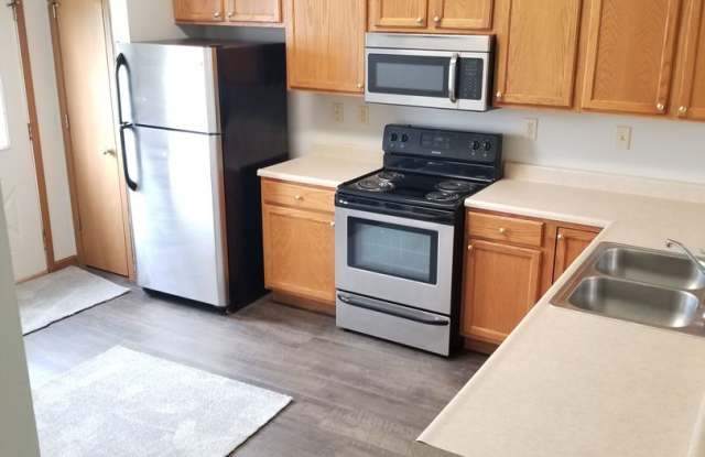 SINGLE FAMILY HOME W/ GARAGE