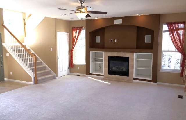 Stunning 4 Bedroom Home In Cross Creek area of Aurora