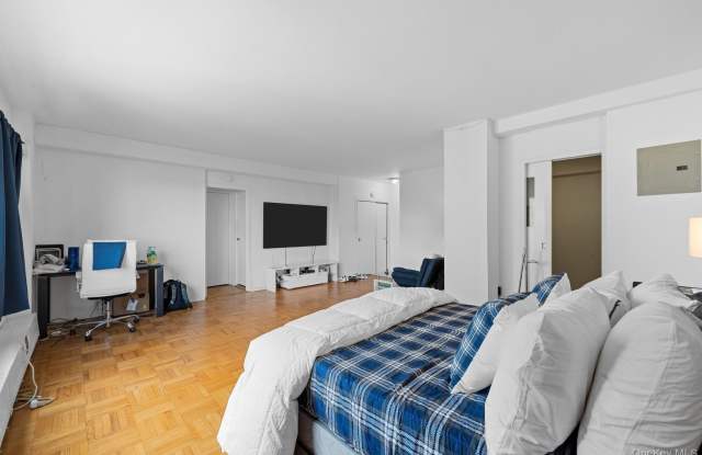 9 Fordham Hill Oval unit: 9E