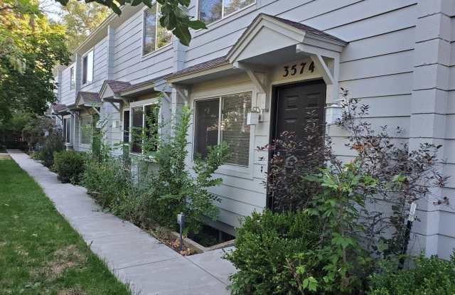 Sunny, newly remodeled 3 bed + office/2.5 bath in Applewood townhomes close to NOBO!