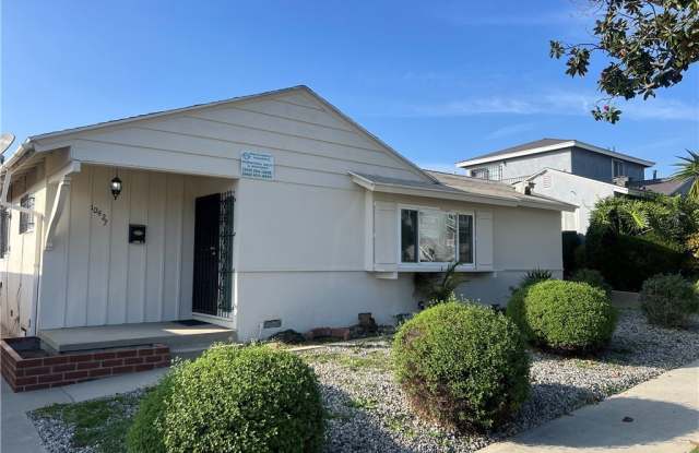 Photo of 10427 Van Ness Avenue S