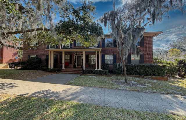 Charming 2 Bedroom, 1 Bathroom Updated Condo in the Heart of Avondale