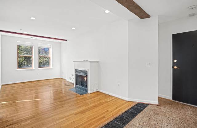 2 Bedroom Beauty in Bloomingdale! Pets Welcome! Move-in Special!