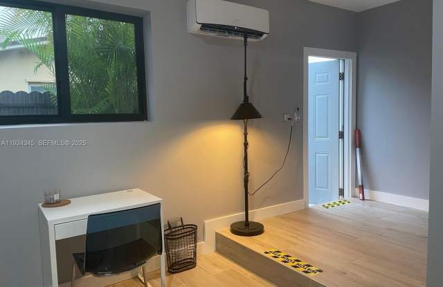 Photo of 11401 Taft St