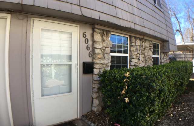Super Cute 2 Bedroom 1.5 Bath CONDO * PRIME Location *
