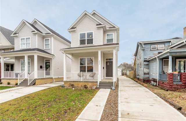 2242 E 100th Street