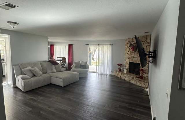 Coming soon!!! Beautiful home in SVL / large yard / walking distance to lake / centrally located