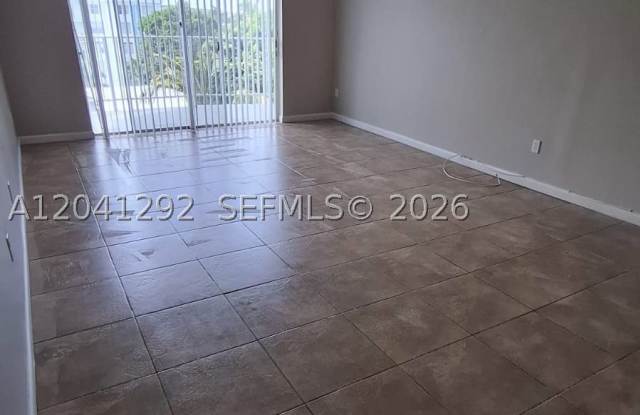 496 NW 165th St Rd