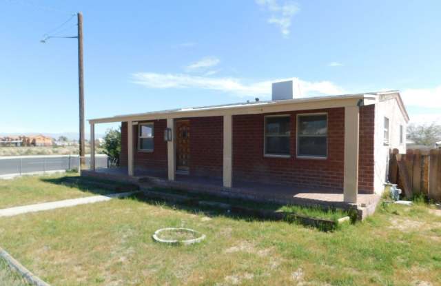 Beautiful and Spacious House with a Garage! - 436 North Florence Street, Ridgecrest, CA 93555