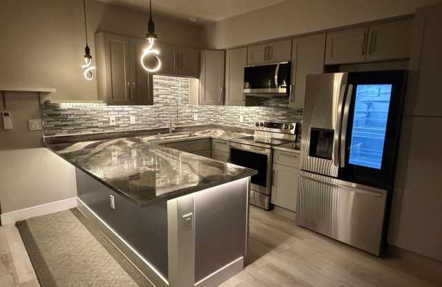 Free Internet + Mountain Views! Come see this charming 3BR Townhome in Denver - Perfect for Roommates or Small Family!