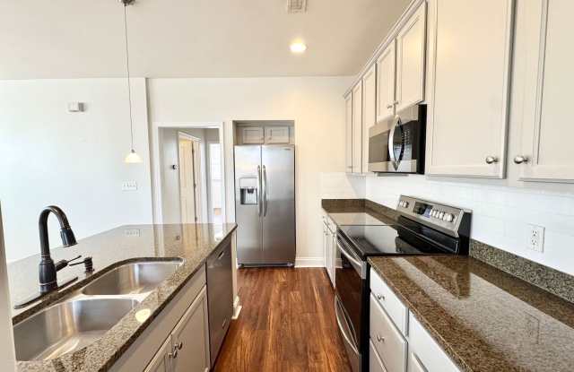 Beautiful 1-Bedroom Corner Unit - Just minutes from Uptown Charlotte!