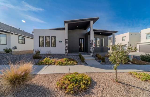 Photo of Beautiful 3 bed 2 bath Desert Color Home! Corner Lot!!