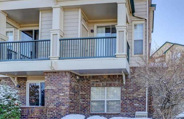 Bright Corner 3BR Condo with Garage in Superior! Available NOW!