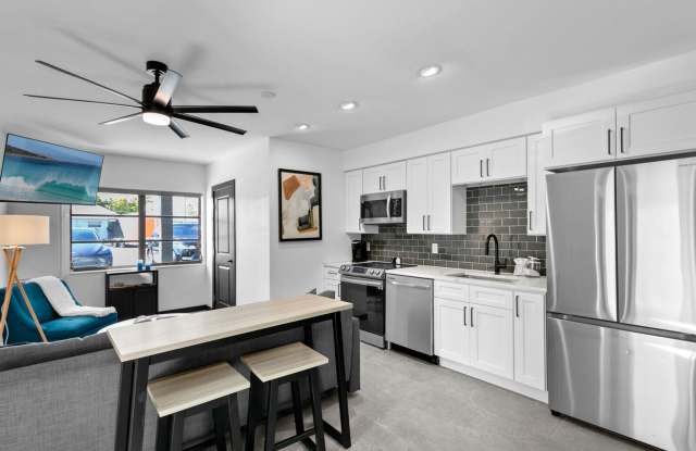 Fully Furnished Luxury Waterfront Unit w/in Walking Distance to the Shopping, Beach, Restaurants,  Bars