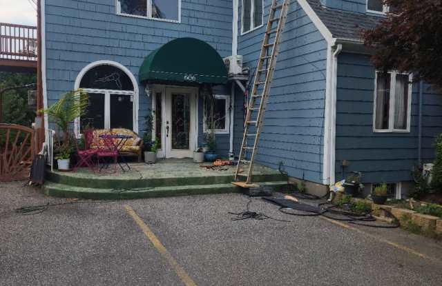 Photo of 606 East Main Road