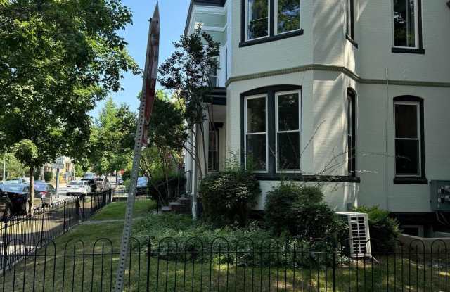 Photo of 1625 1ST Street NE