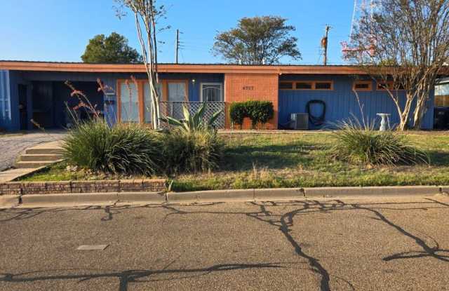 Beautiful 2/1 Duplex centrally located!