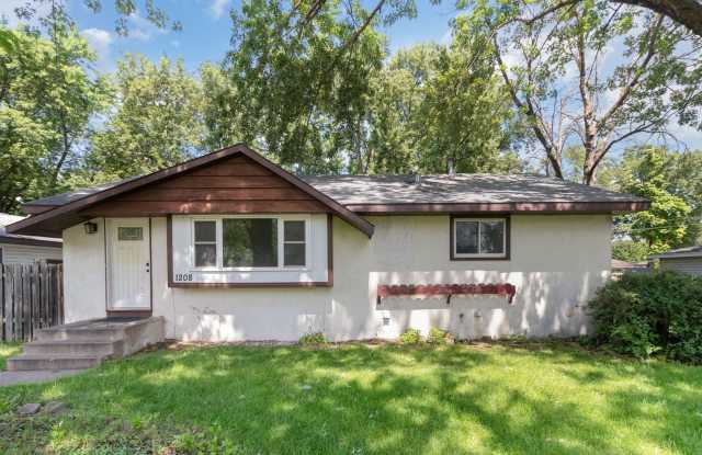 Spacious 5bed|2bath Home w/ Large Backyard  Garage