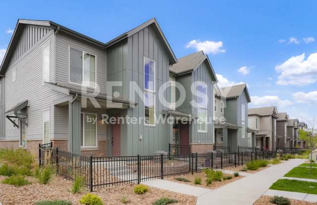 Stunning Newer Townhouse in Castle Pines!