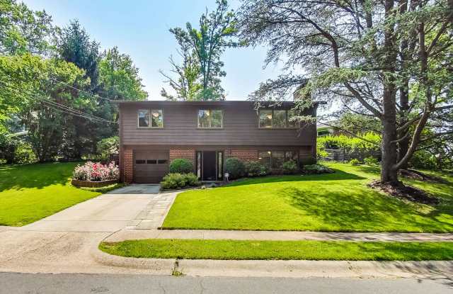 3 bedroom/2 bath Light Filled Home Located in a Quiet Cul-de-Sac