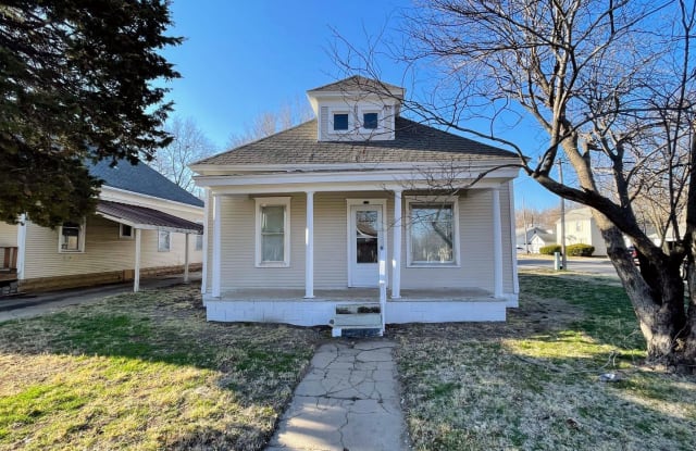 201 E 11th Ave - 201 East 11th Avenue, Hutchinson, KS 67501