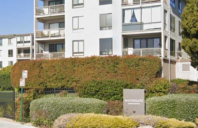$500 OFF FIRST MONTH RENT!!! AVAILBLE NOW! TOP FLOOR Condo Available in Watergate Community/Emeryville!