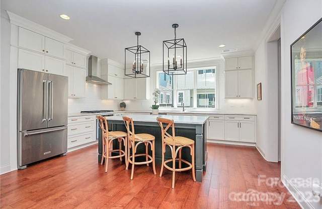 1216 Cotswold Place