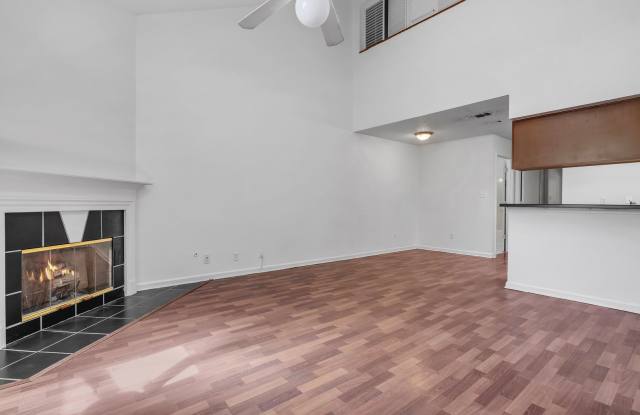 LOVELY NW 3/2 w/ Washer/Dryer, Plank Vinyl Floors, Deck,  Vaulted Ceilings! Available NOW for $1475/month!