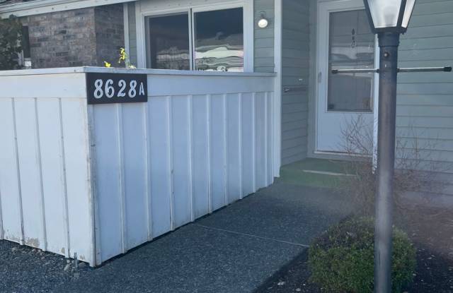 Beautiful 2 Bedroom Home in Lakewood!