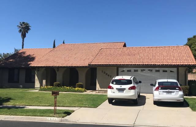 Lovely Single Story Moorpark 3+2 single family home with 2 car garage!
