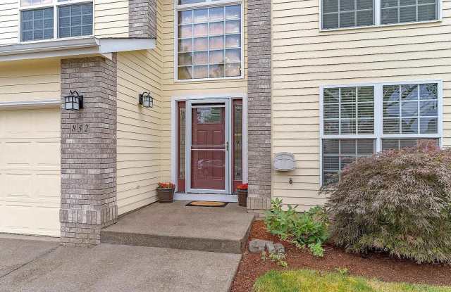 852 Burgundy Ave Ne