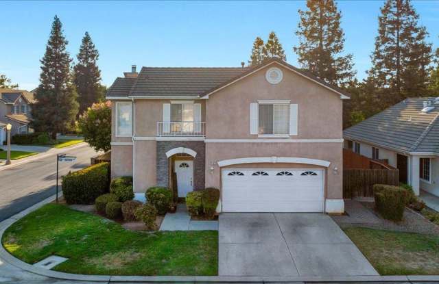 Beautiful North Clovis 3/2.5 Home in Gated Community