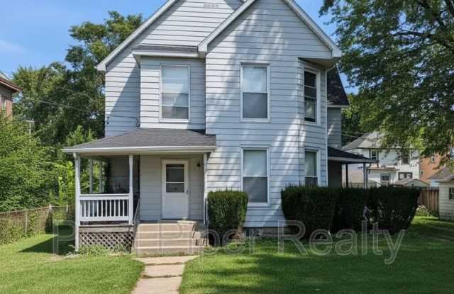 1219 1/2 S Chicago Ave