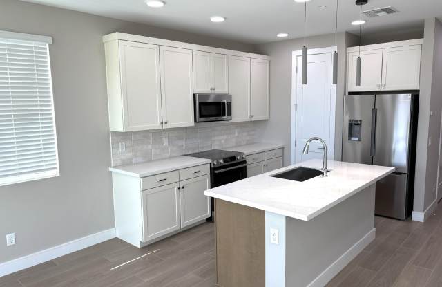 1009 E PASADENA Avenue