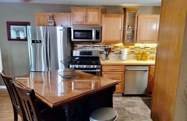 Perfect for a traveling nurse or other professional! High end fully furnished 1bdrm, 1.5 bath unit is suburbs ALL UTILITIES INCLUDED