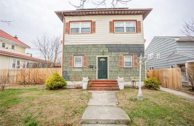 Photo of 249 E Walnut Street unit: Upper