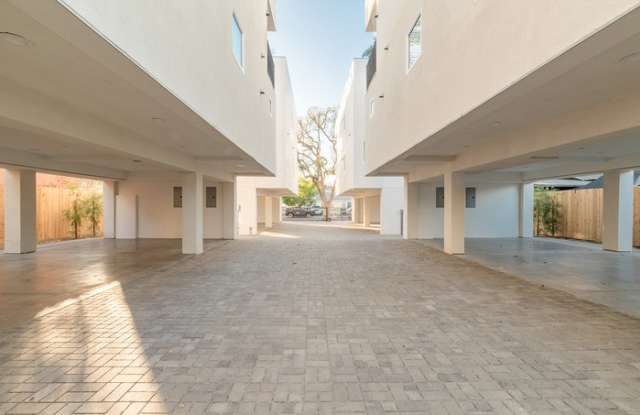 5248 1/2 Cleon Avenue