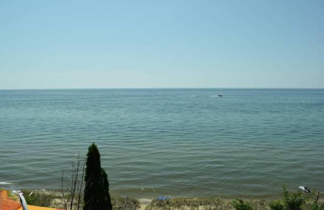 5537 Lakeshore Drive