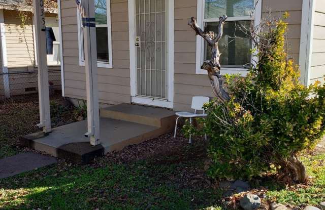 Updated One Bedroom Cottage With Private Yard