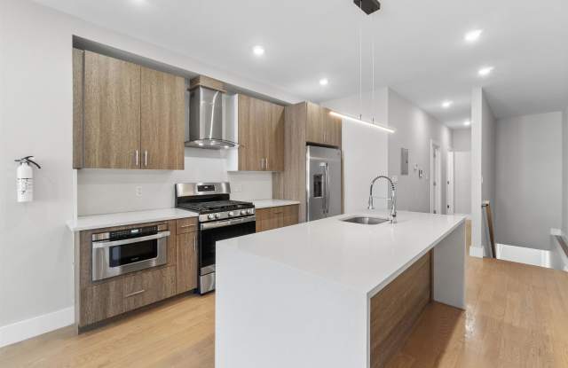206 FREEMAN AVE