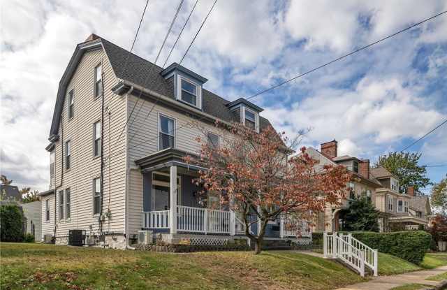 Photo of 713 Clinton Pl