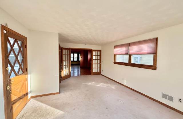 Spacious 3bd House | Driveway | Sunroom