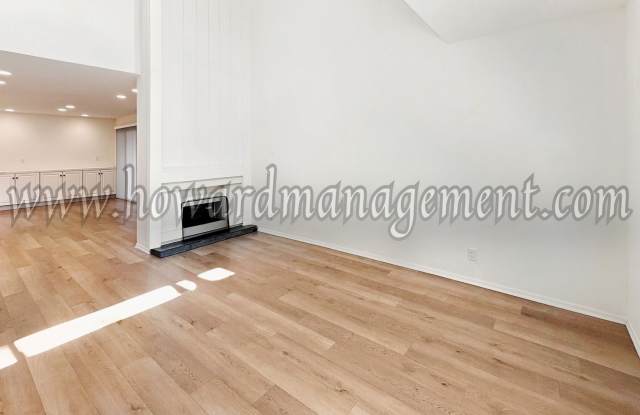 LAKE VIEW in LA! Majestic townhouse with high ceilings, three patios and lake view!