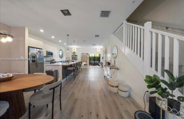 Photo of 10413 NW 82nd St