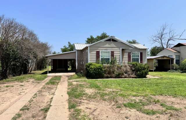 Photo of Cute 2/1 house | Wood Floors | Pets OK