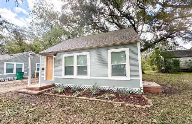 Adorable 2/1/1 Craftsman Cottage !