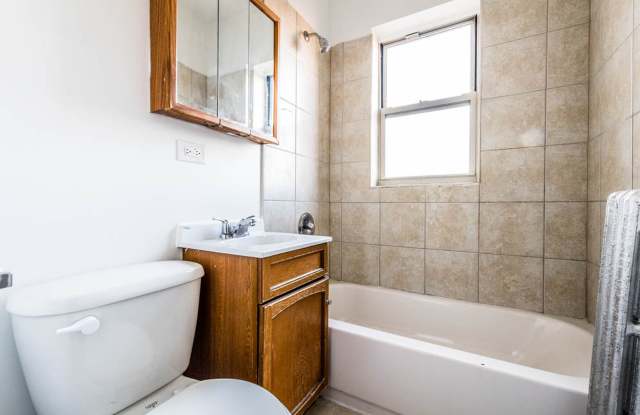 8200-04 S Ingleside Ave