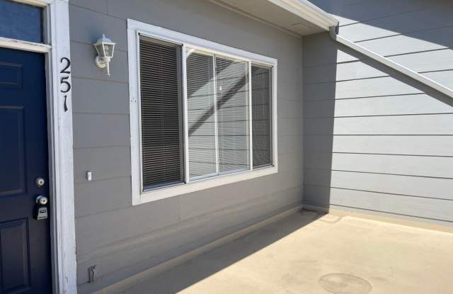 2nd floor - 2 bed 2 bath with loft in Aurora!