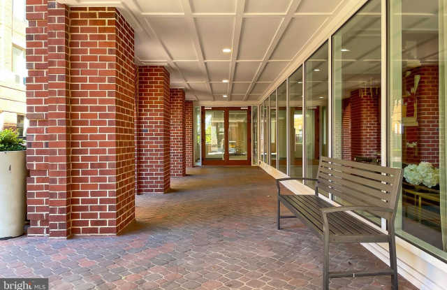 635 SLATERS Lane unit: G-01