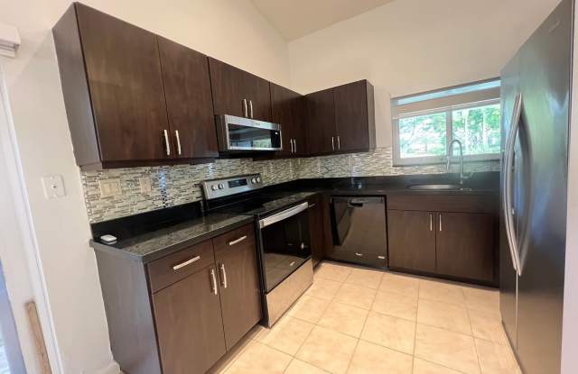 Pretty, Rarely Available 3/2 Lakeview in Davie